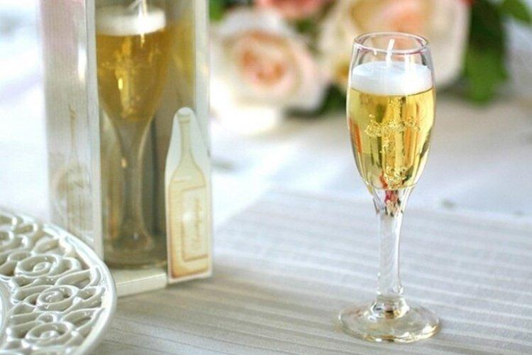 Bougies transparentes dans les verres du Nouvel An - Comment décorer un appartement pour le Nouvel An 2020