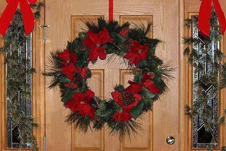 Comment décorer la porte d'entrée pour le Nouvel An - photos et idées