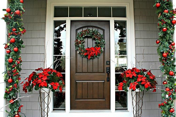 Comment décorer la porte d'entrée pour le Nouvel An - photos et idées