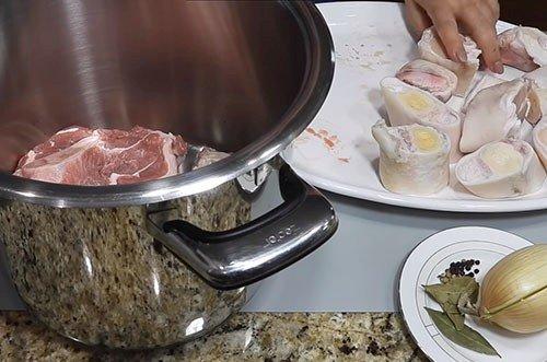 Comment faire cuire de la viande en gelée - une recette classique étape par étape
