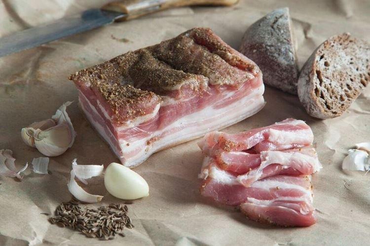 Saindoux à l'ail - Comment saler délicieusement le saindoux à la maison