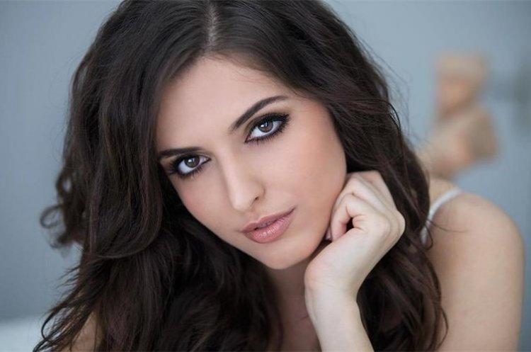 Cheveux noirs - Quelle couleur de cheveux convient aux yeux bruns