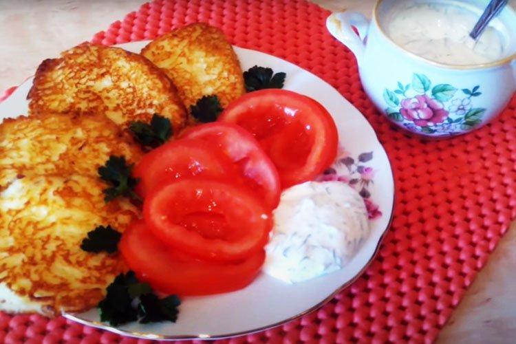 Crêpes de pommes de terre au fromage cottage et sauce à la crème sure - recette étape par étape avec photo