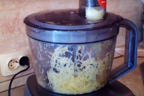 Crêpes de pommes de terre au fromage cottage et sauce à la crème sure - une recette étape par étape