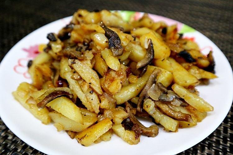 Pommes de terre aux champignons et oignons dans une poêle - recettes