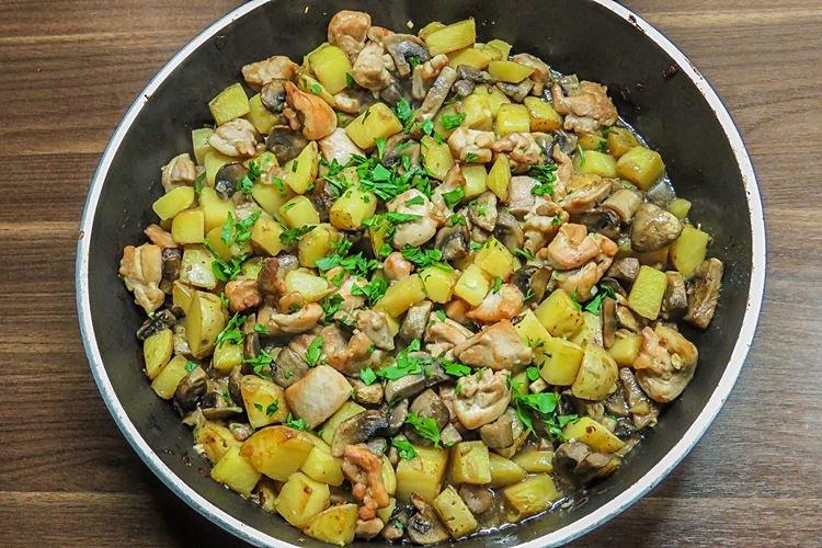 Pommes de terre aux champignons et herbes dans une poêle - recettes