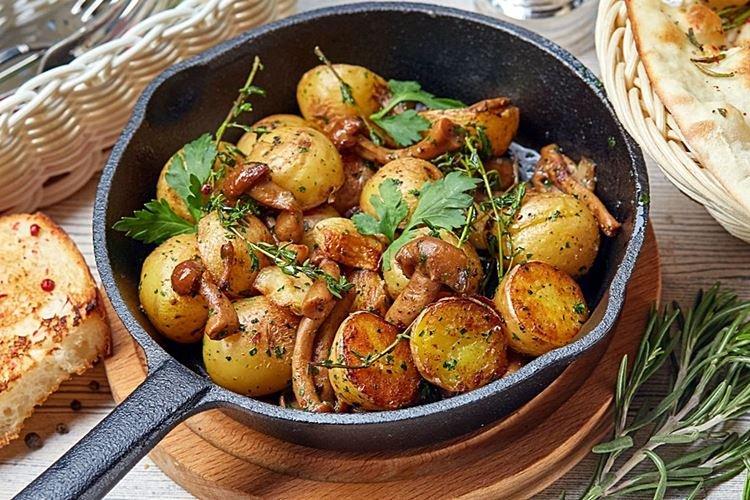 Pommes de terre avec plateau de champignons dans une poêle - recettes
