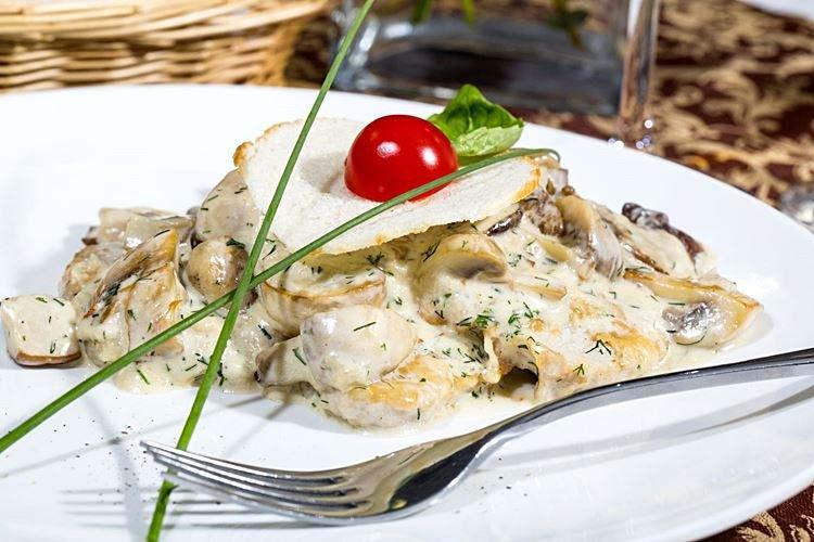 Pommes de terre aux champignons et crème sure dans une poêle - recettes