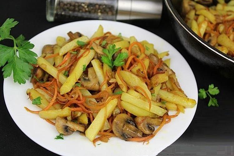 Pommes de terre à la coréenne avec champignons et carottes dans une poêle - recettes