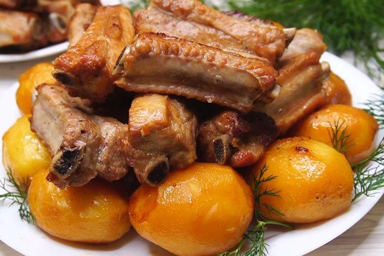 Côtes de porc aux pommes de terre - Recettes de pommes de terre à la viande au four