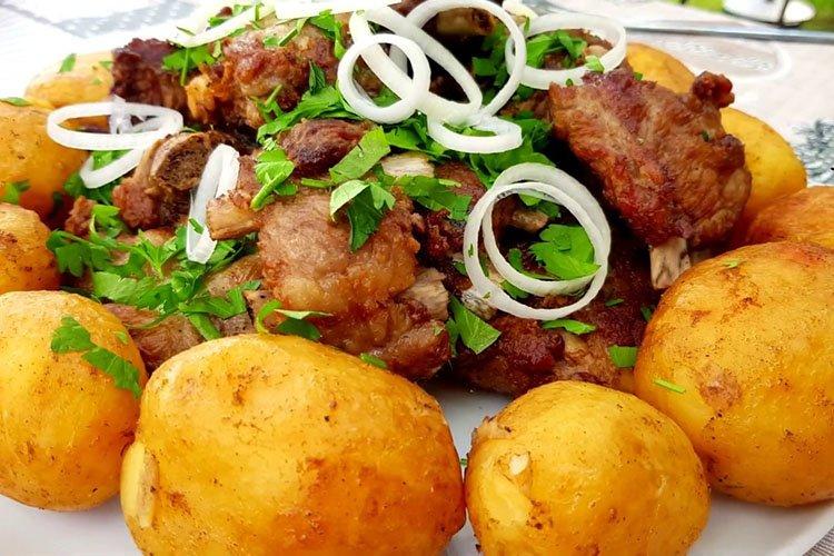 Pommes de terre à la viande en sauce au gingembre au four - recettes
