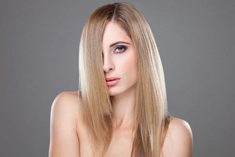 Cascade asymétrique pour cheveux mi-longs sans frange