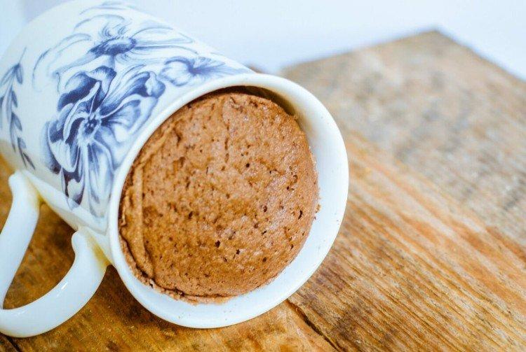 Cupcake au beurre de cacahuètes au micro-ondes pendant 5 minutes dans une tasse - recette