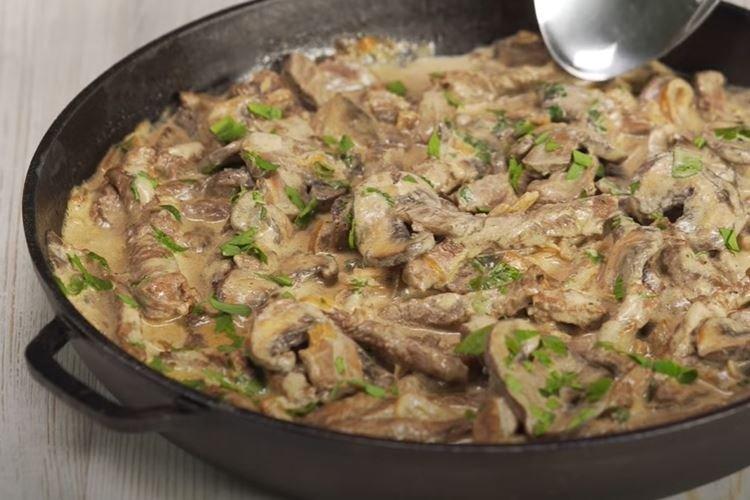 Bœuf stroganoff à la maison - une recette classique étape par étape avec une photo