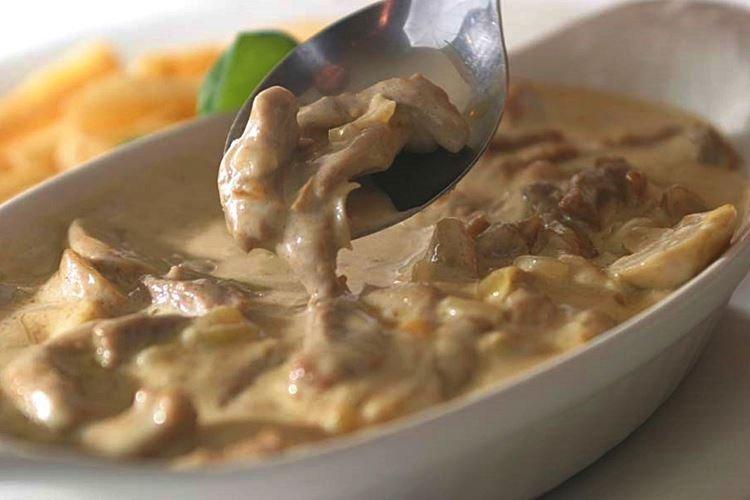 Stroganoff de boeuf à la crème sure et à la crème - une recette classique
