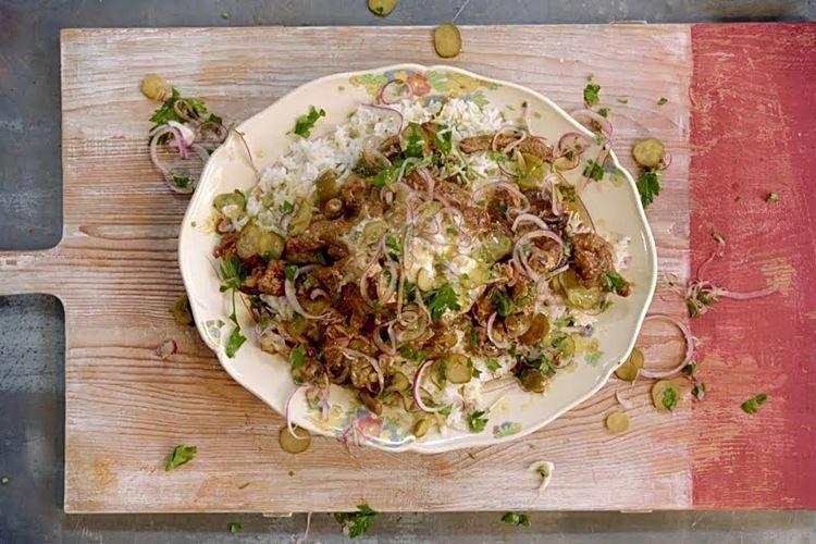 Boeuf stroganoff avec concombres marinés et brandy - une recette classique