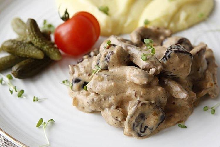 Boeuf stroganoff aux pruneaux - une recette classique