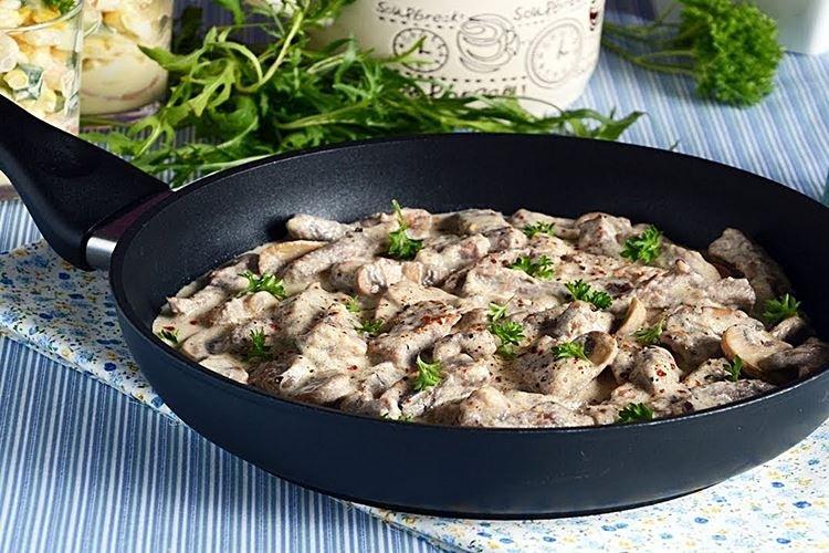 Stroganoff de boeuf aux câpres et aux herbes - une recette classique