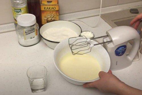 Crème sure luxuriante avec de l'alcool - une recette étape par étape