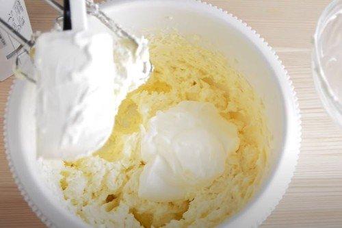 Gâteau au miel classique avec deux types de crème - recette étape par étape