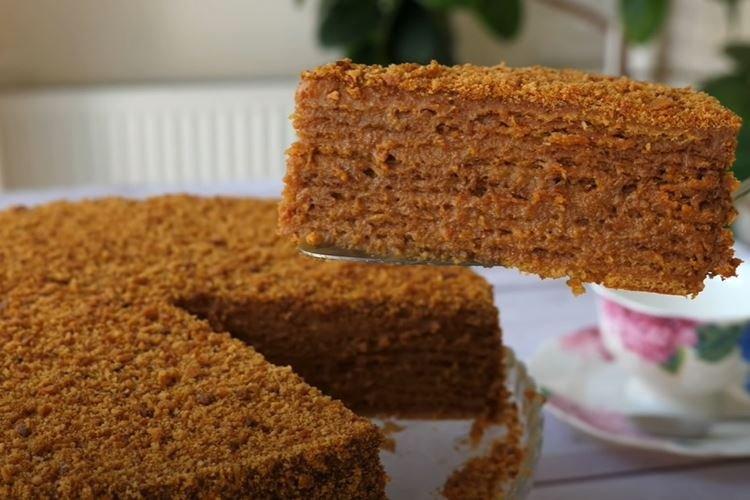 Gâteau au miel classique avec du lait concentré - recette étape par étape avec une photo