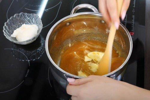 Gâteau au miel classique avec du lait concentré - une recette étape par étape