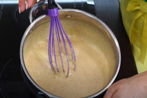 Gâteau au miel classique avec du lait concentré - une recette étape par étape