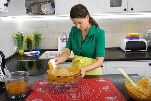 Gâteau au miel classique avec du lait concentré - une recette étape par étape