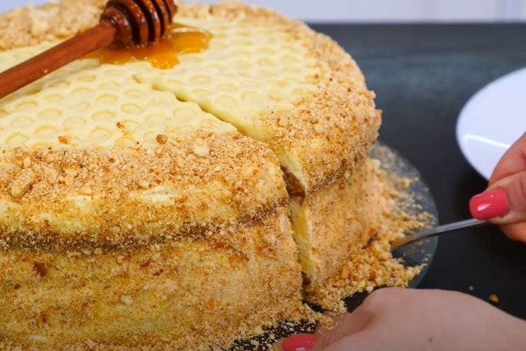 Gâteau au miel classique avec gâteaux liquides - recette étape par étape avec une photo
