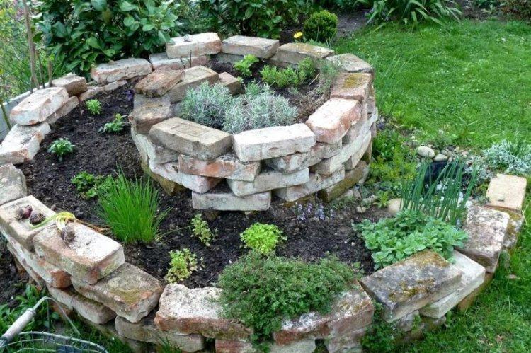 Parterres de fleurs en briques de bricolage