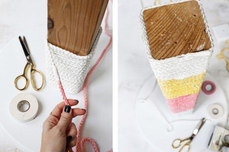 Griffoir haut de bricolage sur le tapis de chat