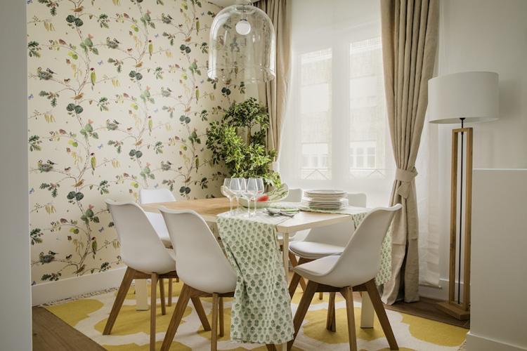 Combiner du papier peint dans une petite cuisine