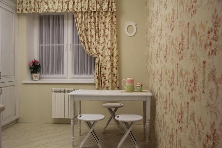 Combiner du papier peint dans une petite cuisine