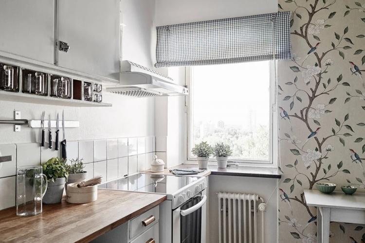 Combiner du papier peint dans une petite cuisine