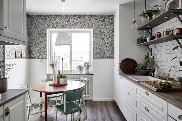 Combiner du papier peint dans une petite cuisine