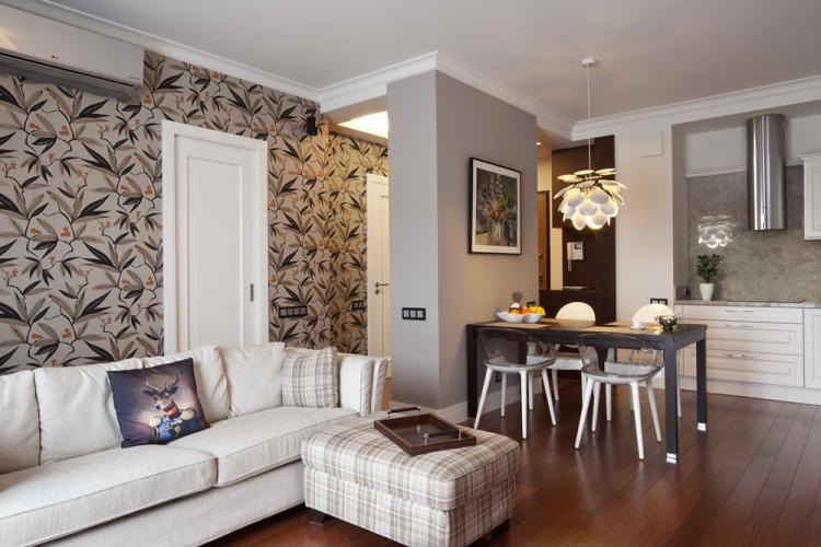 Combiner du papier peint dans la cuisine-salon