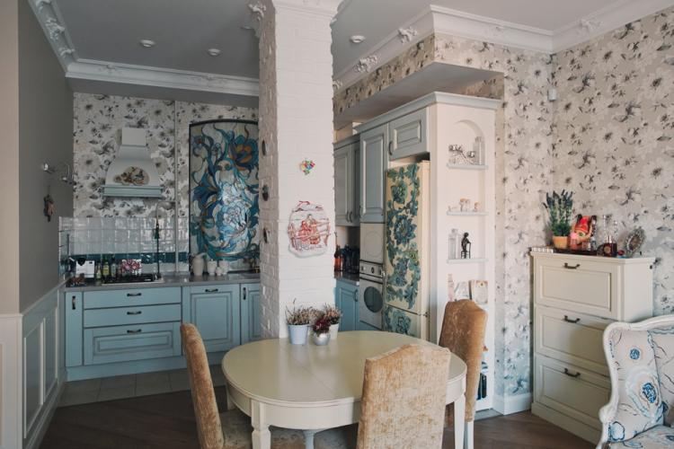 Combiner du papier peint dans la cuisine-salon