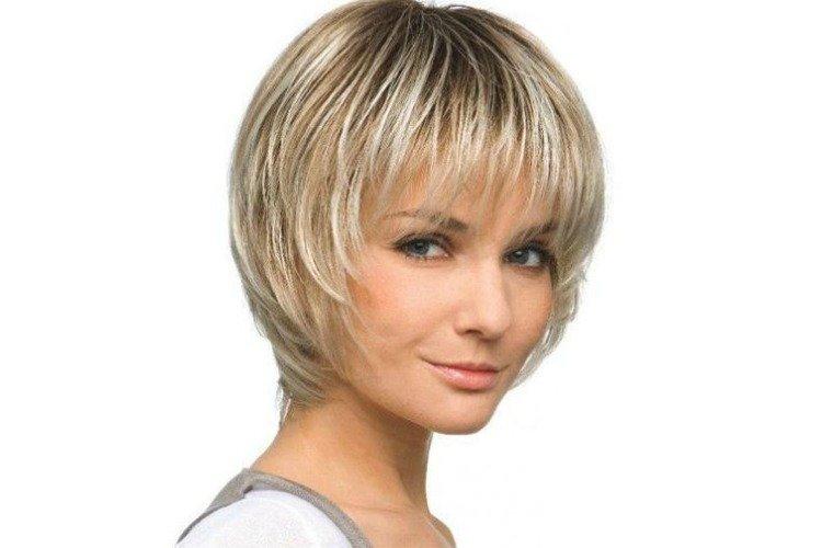 Échelle - Coupes de cheveux courtes pour les femmes après 50 ans