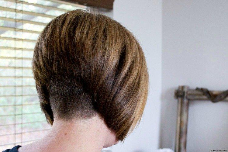 Karet sur une jambe - Coupes de cheveux courtes pour les femmes après 50 ans