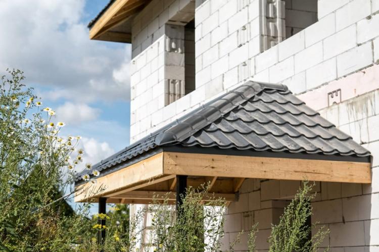 Auvent à faire soi-même au-dessus du porche en métal