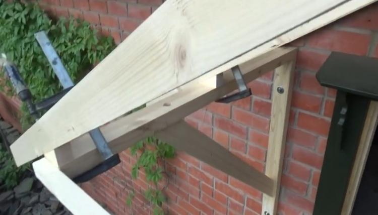 Auvent de pignon de bricolage au-dessus du porche