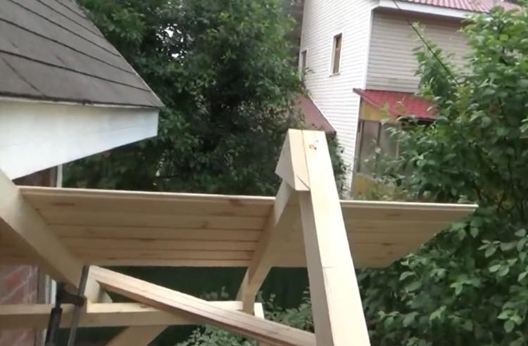 Auvent de pignon de bricolage au-dessus du porche