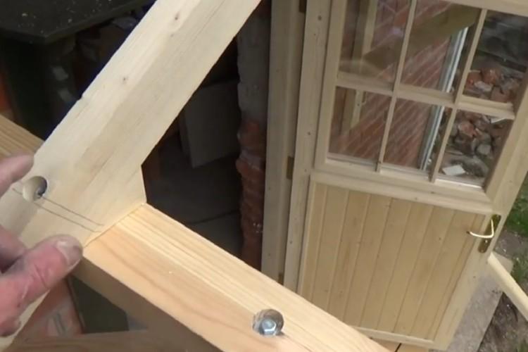 Auvent de pignon de bricolage au-dessus du porche