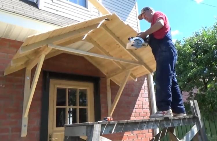 Auvent de pignon de bricolage au-dessus du porche