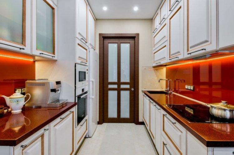 Couleur rouge à l'intérieur de la cuisine - photo