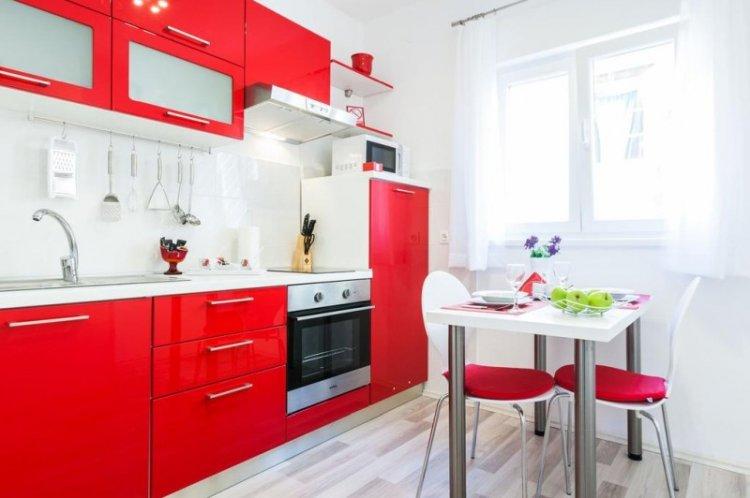 Couleur rouge à l'intérieur de la cuisine - photo