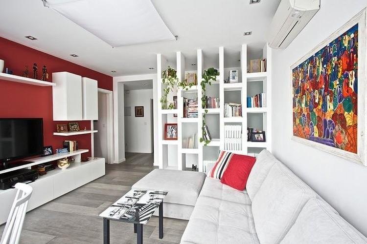 Couleur rouge à l'intérieur du salon - photo