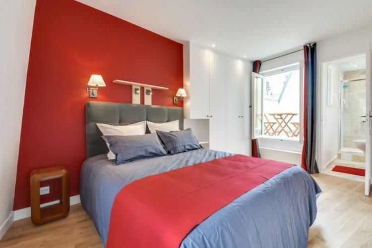 Couleur rouge à l'intérieur de la chambre - photo