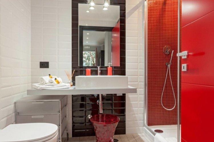 Couleur rouge à l'intérieur de la salle de bain - photo
