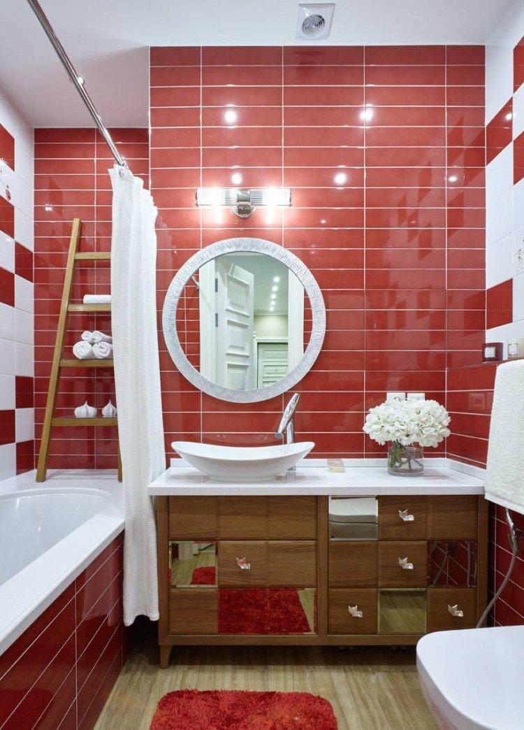 Couleur rouge à l'intérieur de la salle de bain - photo